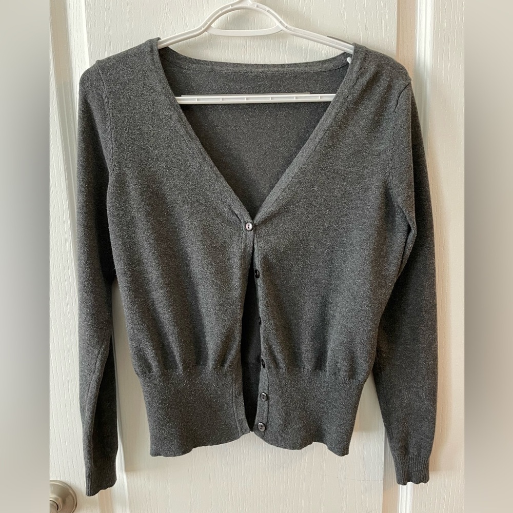 Little grey cardigan, no tags. Small
